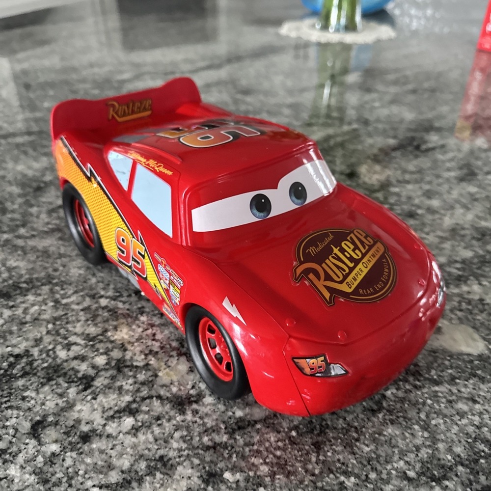 Disney Pixar Cars 2016 Transforming Lightning McQueen Piston Cup Racetrack 11"